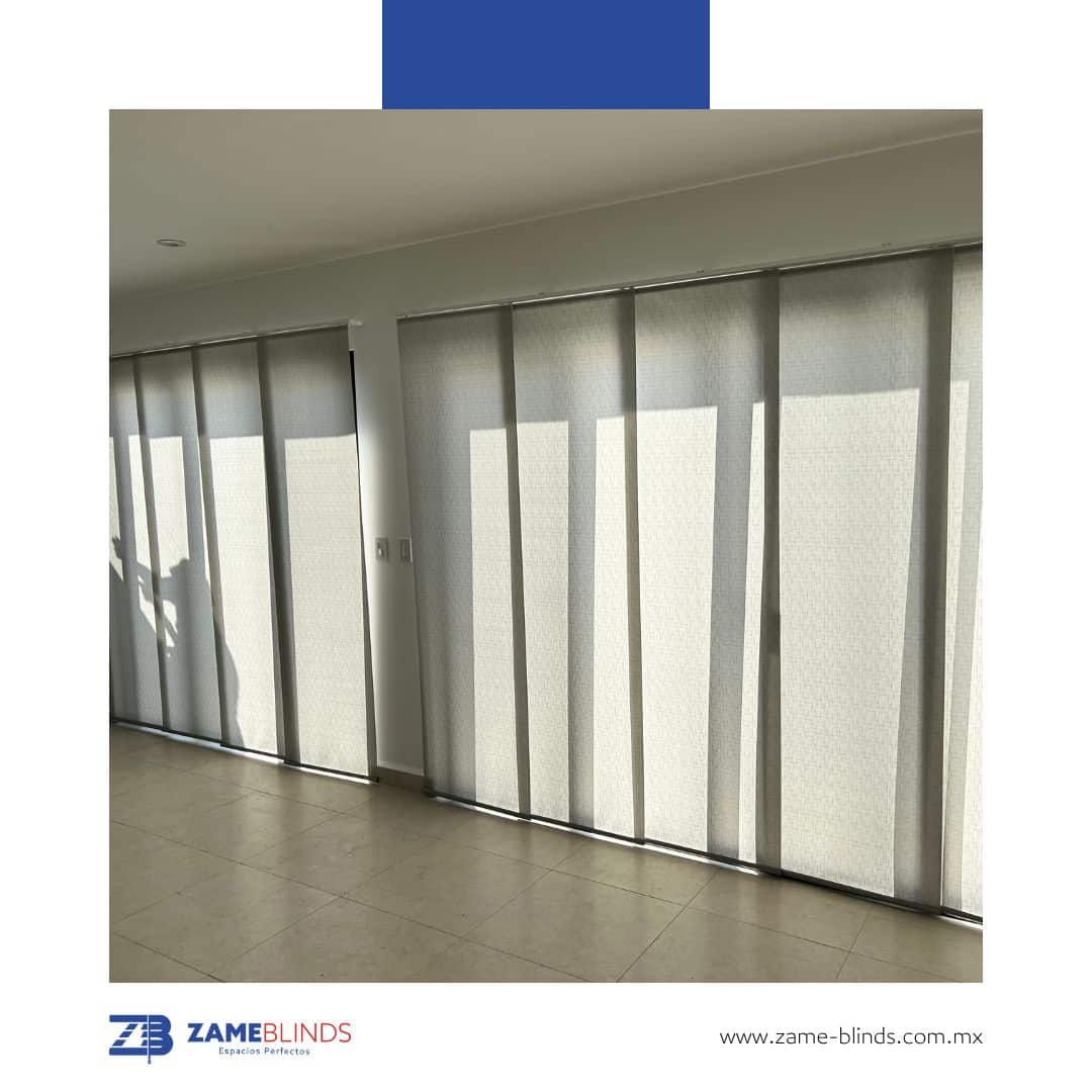 dos ventanas cubiertas por persianas de panel deslizante japonés