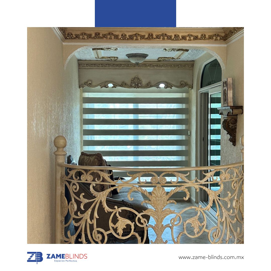 casa con elementos decorativos clásicos, al fondo una persiana sheer elegance